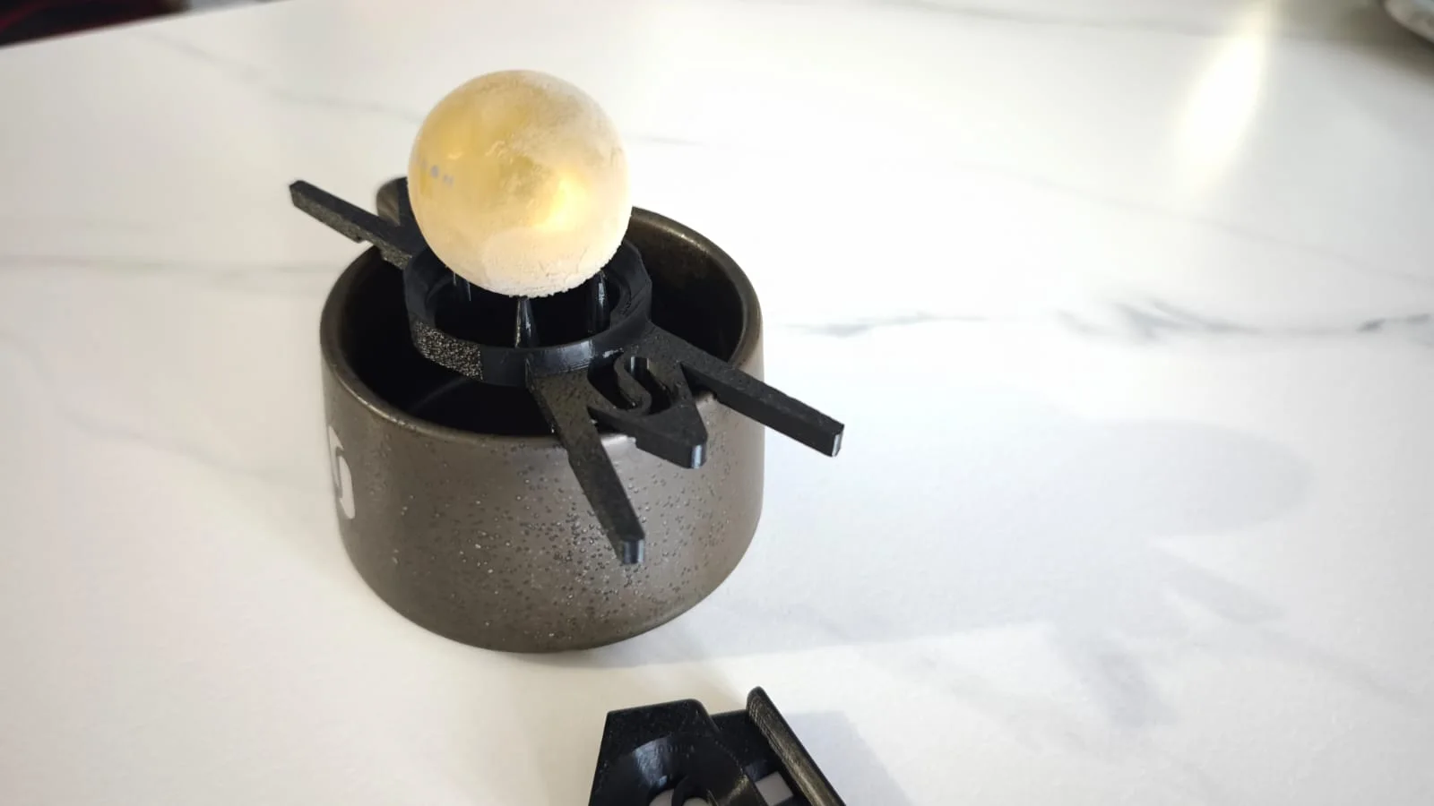 The interface positioned over an El Injerto coffee cup with the Chilling Rock in place.